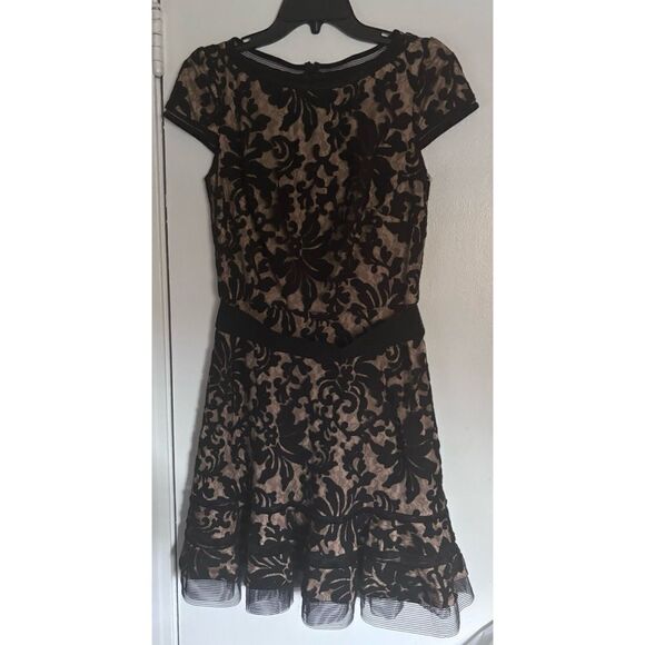 Tadashi Shoji Lace Overlay Dress in Black Size 6 / Pristine - Picture 4 of 5